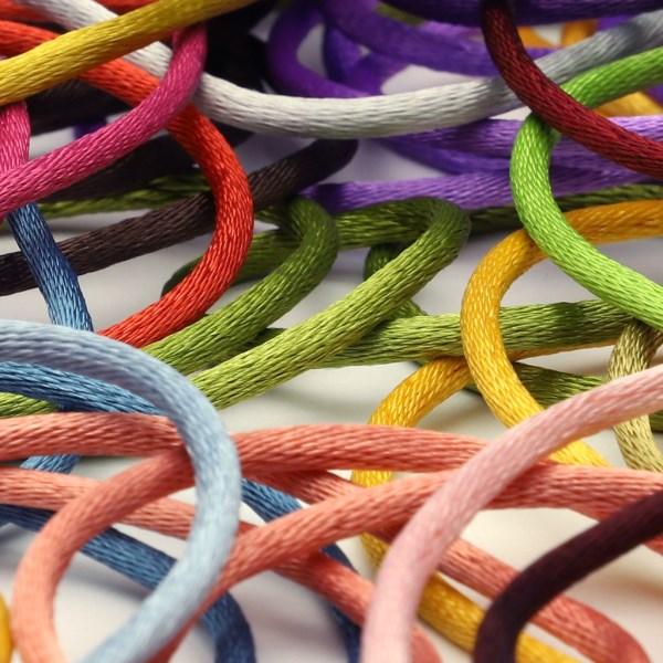 【商品スペック】　販売単位： 1メートル　幅： 約1.5mm　材質： ポリエステル100%　厚み： 1.5mm　染色： 後染め　メーカー： SHINDO（S.I.C.）【バリエーション】　3サイズ（約1.5mm、約2mm、約3mm）、全33...