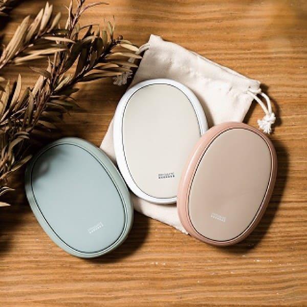 エコでかわいい使い捨てないカイロ使いやすさにこだわった薄型＆手のひらサイズ。ポケットにスッポリと収まる「ちょうどいい」を実現しました。通勤や通学、スポーツ観戦など寒い日を陰ながらサポートします。使い捨てカイロとは異なり、充電して使えるので環...