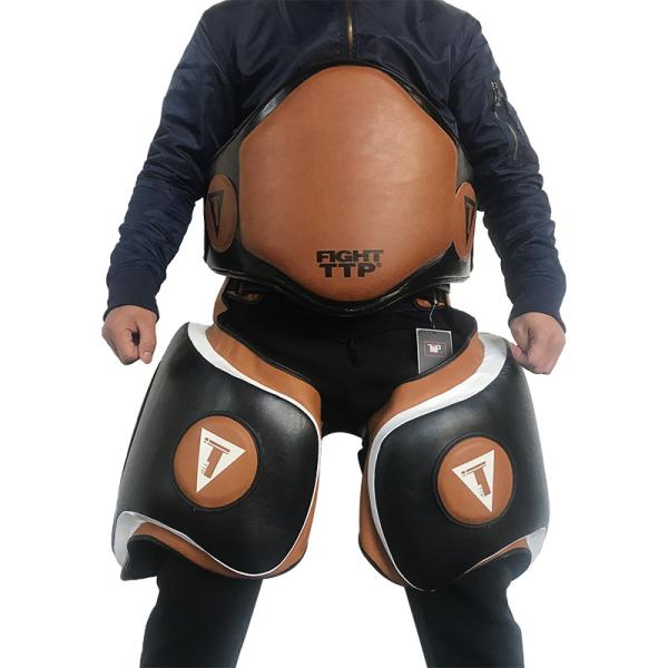 メーカー：TTP品番：rggpa28素材：PUレザーカラー：ブラウン原産国：中国サイズ：腹ガード55cm×38cm×厚さ10cm　重量約1.1kg　　　　足ガート50cm×60cm×厚さ10cm　重量約1.2kg（片足）プロ選手が放つパンチ...
