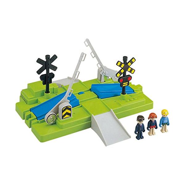 プラキッズふみきりセットプラレール用情景パーツ。車両が通ると音が鳴る踏切セット。プラキッズ3体付き。