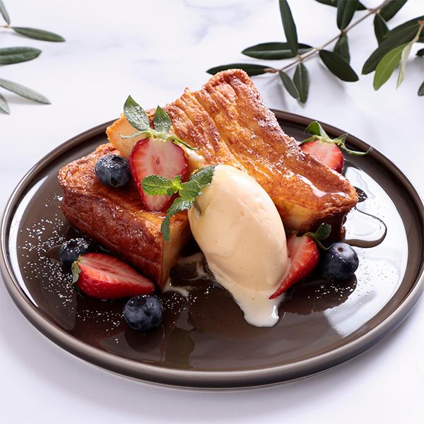 厚切りトーストにアパレイユ（卵、牛乳、砂糖、バニラシーズペーストを合わせた卵液）をしみ込ませたふわふわフレンチトーストと、濃厚な味わいのバニラアイスのセット。・賞味期限：製造日より1年（フレンチトースト、メープル入りシロップ）・内容量：バニ...