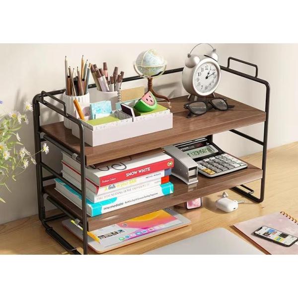 シンプルで様々なシーンの魅せる収納にぴったりのあふれる木目調の収納ラックです。縦の空間を生かし、デッドスペースを有効活用できます。デスク上を立体的に使うことで、小物類の収納はもちろん、書類、資料、CD、文房具などの収納に本棚としても、化粧品...