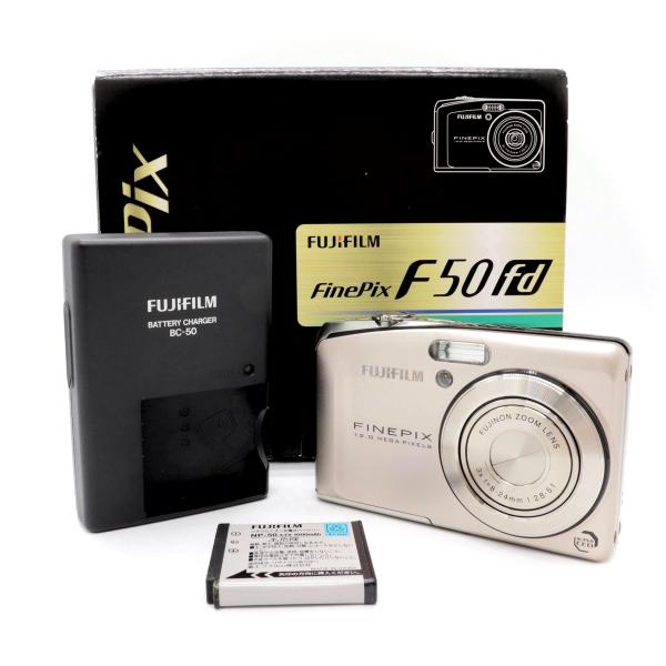 美品》 コンパクトカメラ FUJIFILM FinePix F50 fd シルバー k2846