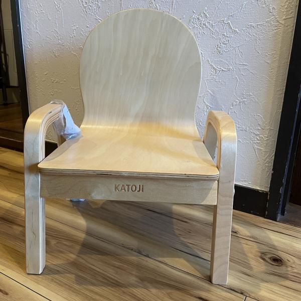 シンプルなカトージの無地ミニチェアです。ベビーチェアです。新品未使用品です。目立つ傷はございませんが　海外製につき多少の細かな傷はございます、神経質な方はご購入をご遠慮ください。のこり1点ですので交換等でき兼ねます。●サイズ： 幅31×奥行...