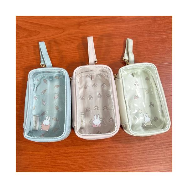 バッテンのお口がとってもキュートな小さなうさぎの女の子ミッフィーのグッズです。ミッフィーのデザインのプチキャリーポーチです。片面がクリア仕様でかわいいポーチ開け口が大きく出し入れがしやすいく使いやすい。中に入れたものでいろんな絵柄を楽しめる...