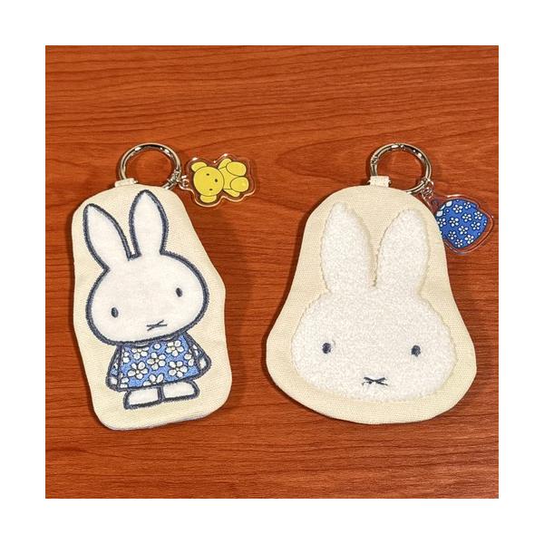 ミッフィーデザインのポーチです。お花模様や服、全体のカラーなど青を基調としたブルードレスシリーズ。絵柄に合わせたダイカットデザイン。フェイス柄はサガラ刺繍。小物やメイク道具や文房具などいろいろ入る手ごろなサイズ！カラビナリング付きでキーホル...