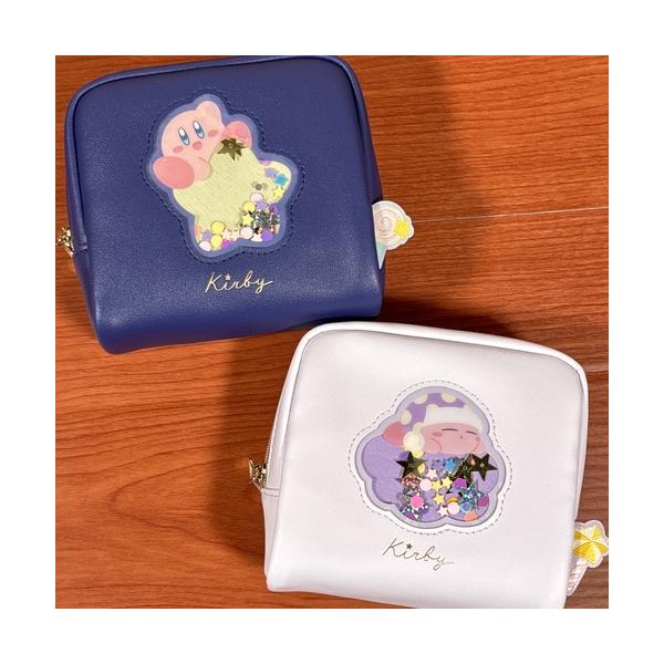 星のカービィデザインのボックスポーチです。キラキラしたスパンコールが動いてかわいい!ファスナー部分の星型のチャームがアクセント。お手頃なサイズで、取り回しがしやすいく便利。マチも広くとってあり厚みがあるので、化粧品やイヤホン、モバイルバッテ...