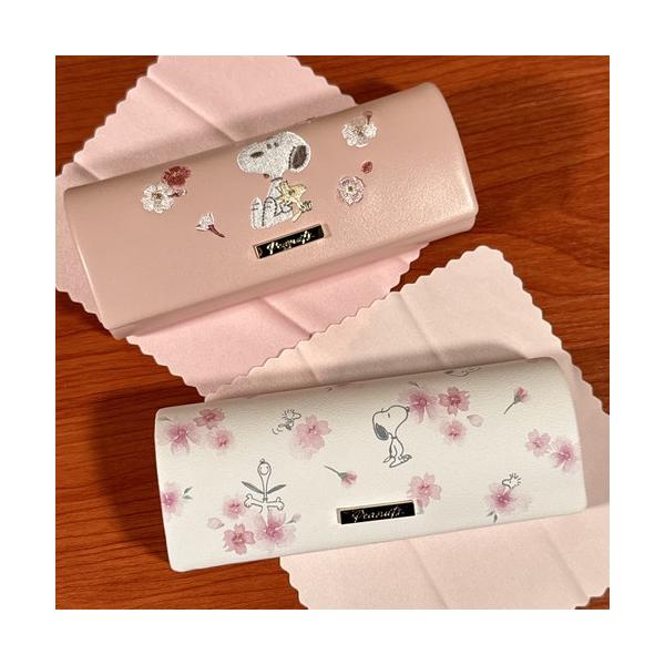 ピーナッツデザインのメガネケースが登場です！スヌーピーと桜がおしゃれにデザインされたふんわりさくらシリーズ。本体はしっかりとしたつくりで中のメガネを守るメガネケース。フタはマグネット式で開閉が楽。クリーニングクロスが付属。ホワイト:SPCQ...