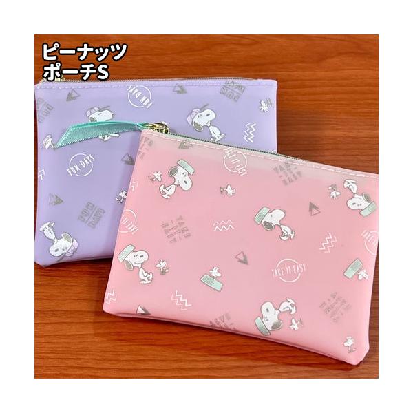 大人気スヌーピーでおなじみ、チャールズ・モンロー・シュルツが1950年から書き始めた漫画『ピーナッツ』のグッズです。ピーナッツデザインデザインのフラットポーチです。うっすら透明でおもてのデザインと中に入れたものでいろんな絵柄を楽しむのも面白...