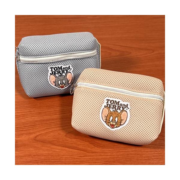 トムとジェリーデザインのボックスポーチです。クッション性があり、通気性の良いメッシュを使用。さわり心地が柔らかいポーチです。マチも広くとってあるので収納力抜群。化粧品はもちろん、イヤホンやモバイルバッテリーなど色々入れられます。ジェリー:T...