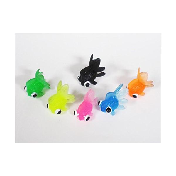 「商品情報」ピンク、イエロー、グリーン、ブルー、オレンジ、ブラックの6色の可愛い金魚。「主な仕様」体長：約3cm（頭から尾の先まで）重さ：約2g色：6色（ピンク,イエロー,グリーン,ブルー,オレンジ,ブラック)※免責事項※　商品画像はイメー...
