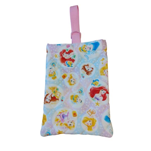 ●サイズ 約２０ｃｍ×２５ｃｍ●表側 綿 １００％ 中わた ポリエステル１００％ 裏側 ポリエステル１００％キルティング生地を使用（返品はできますが多少の誤差やずれなどはご容赦ください）