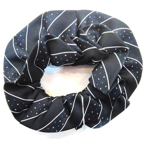 紺のシックな色味に白ストライプがかわいく映える、OLIVE des OLIVEのドットストライプ柄のシュシュです。素材：ポリエステル100%