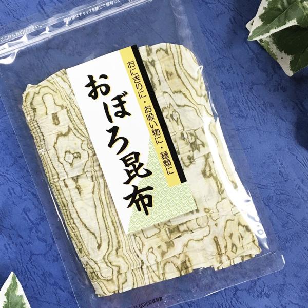 おぼろ昆布とは、乾燥した昆布を酢に漬けて柔らかくしたものを、職人が手作業で1枚ずつ削り出した、非常に薄くて向こうが透けて見えるシート状の加工食品です。口に入れるとほろほろと溶け、昆布本来の旨みと酢の酸味の余韻が楽しめます。