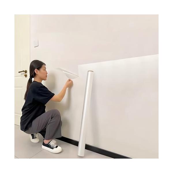 静電気で貼れる壁紙保護フィルム 静電気式だから、剥がす時も壁紙や塗装面を傷つけません。引っ越しや模様替えの際も壁をきれいなまま保てます。 インテリアに合わせて選べる2種の質感 透明タイプはタイルやツヤ面の透明感をキープ。半透明タイプは壁紙・...