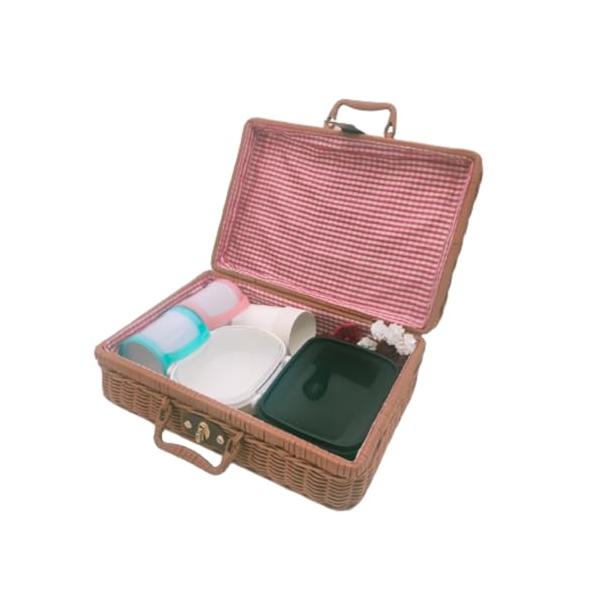 ピクニックの楽しさを盛り上げるバスケット 魅力的なデザインと頑丈な作りが特徴のこのピクニックバスケットは、家族との外出をより記憶に残るものに変えてくれます。 時代を超えた愛らしさ クラシックでありながらも愛らしいデザインが、どんなピクニック...