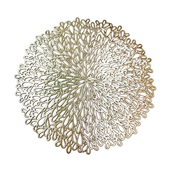 サイズ：直径約38cm材質：PVC 塩化ビニル樹脂 生産国：中国見た目の高級感に加え水拭きして頂ける素材でとても扱いやすい商品です。ランチョンマットだけでなく花瓶や置物の下に敷いて頂いてもお洒落です。ホーム＆キッチン/キッチン用品/エプロン...