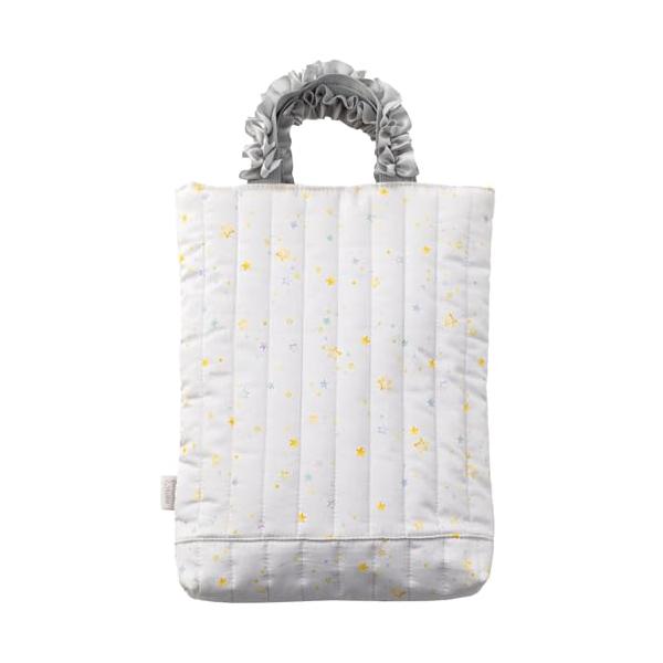 ベースはふかふかのストライプキルト素材。持ち手のボリュームのあるサテンフリルが高級感あふれるデザイン。 内側は全て撥水素材でデイリーユースにも安心。 通園通学はもちろん、お出かけにも持ちたくなるアイテムです。全てネームタグつき。 留め具はマ...