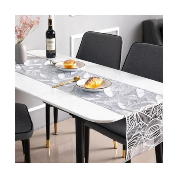 商品内容：テーブルランナー 1枚サイズ：長さ180cm幅35cmカラー：ゴールド/シルバー素材：PVC ポリ塩化ビニル 食卓を彩るリーフデザインの透かし仕様のテーブルランナー※お鍋など直接高温のものは置かないでください。 お手入れは水やぬる...