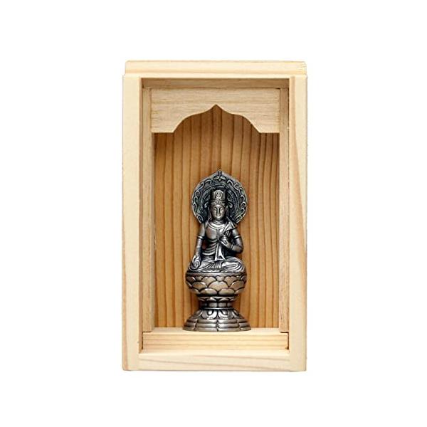 シリーズ：守護本尊 古美銀色 厨子入り　仏像、厨子、お香箱(厨子内箱)、香立て、線香(香老舗 松栄堂)がセットされています。サイズ(厨子外寸)：高さ12*幅7*奥行5.5cm　重さ：240ｇ(仏像＆セット内容全て含む)　 *仏像単体サイズ：...
