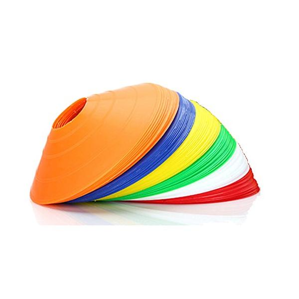 ディスク型のマーカーコーン。色は赤、緑、オレンジ、青、黄色の5色が各10枚ずつ入っています。ディスク型のため、風の抵抗を受けにくく、柔らかい塩化ビニール製なので、間違って踏んでも割れたりすることはありません。1つのマーカーの直径は19センチ...