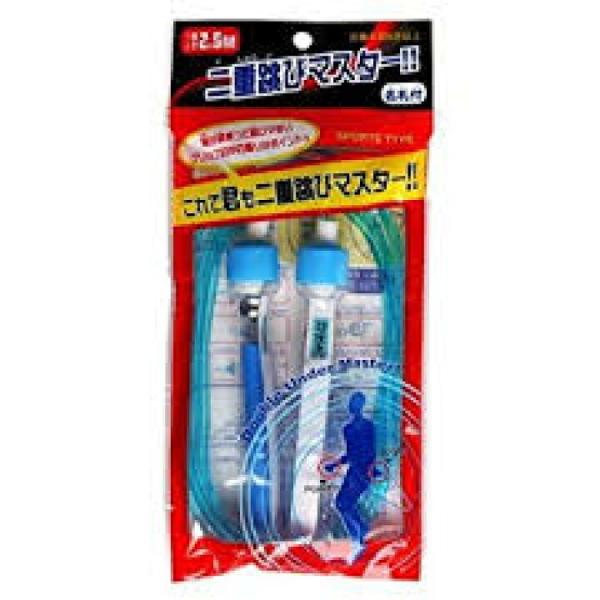 商品説明 二重とびのコツがつかみやすい縄跳びです。○二重とびの練習に最適な縄跳びです。持ち手に重りが入っているため脇が締まり、二重とびのコツがつかみやすくなります。ロープの長さは２．５ｍです。長さの調節も出来ます。名前や学年が書ける名札付き...