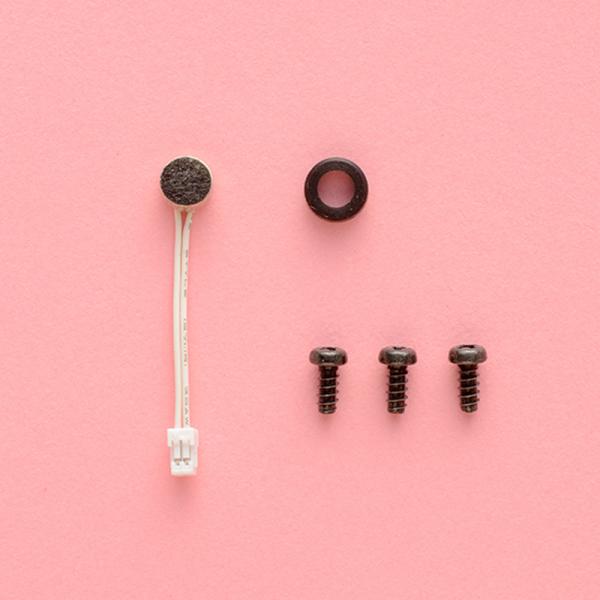 「週刊鉄腕アトムを作ろう!」第56号のパーツセットです。セット内容:マイク、ゴムホルダー、2.6×6mmビス(黒)(緑色袋)×3※パーツのみの販売です。パートワーク冊子は付属しておりませんので予めご了承ください。