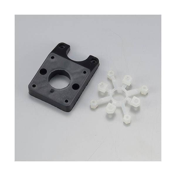 <商品情報>サーボケースのボトム側に使用するスペーサーパーツです。このスペーサーを挟むことでボディープレートなどジョイントベースが固定できる箇所へ、サーボ軸を上面にして固定することが可能になります。ボトムスペーサー3300A(4...