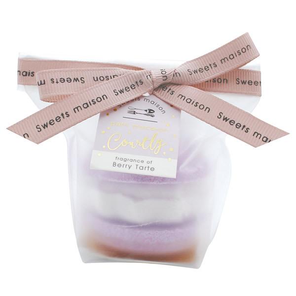 スウィーツメゾンの定番バスフィズが、うれしい保湿成分入りになって新登場！可愛らしいカラーリングとスウィートな香りはそのままに、スモーキーピンクのロゴ入りリボンで、さらに大人かわいい印象に。写真映えも間違いなしのまるで本物のマカロンのような可...