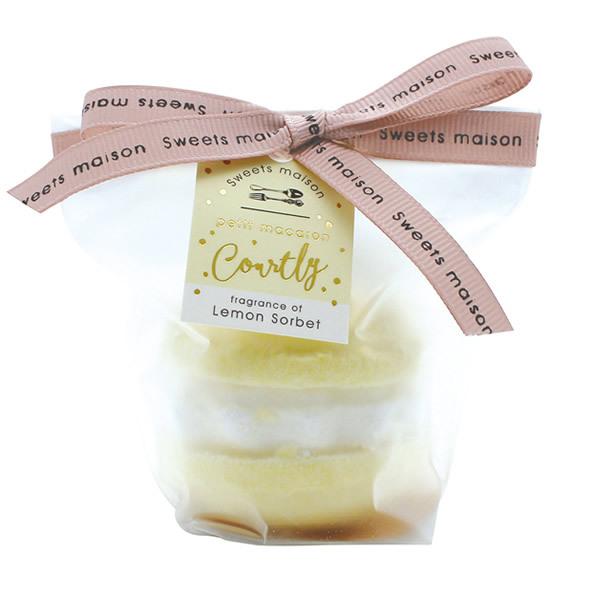 スウィーツメゾンの定番バスフィズが、うれしい保湿成分入りになって新登場！可愛らしいカラーリングとスウィートな香りはそのままに、スモーキーピンクのロゴ入りリボンで、さらに大人かわいい印象に。写真映えも間違いなしのまるで本物のマカロンのような可...