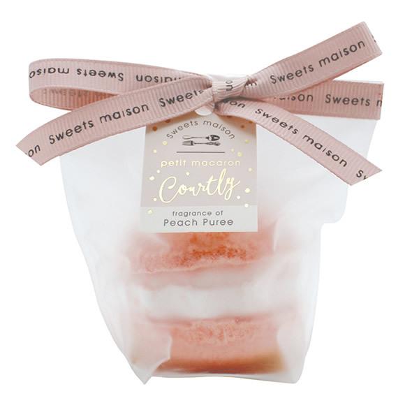 スウィーツメゾンの定番バスフィズが、うれしい保湿成分入りになって新登場！可愛らしいカラーリングとスウィートな香りはそのままに、スモーキーピンクのロゴ入りリボンで、さらに大人かわいい印象に。写真映えも間違いなしのまるで本物のマカロンのような可...