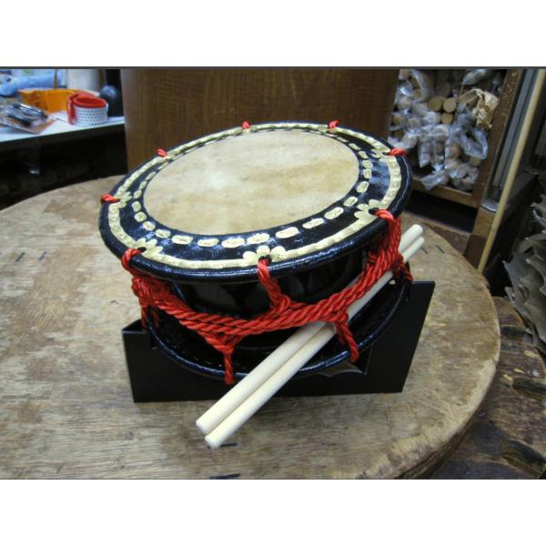 定価10,000円税別持ち運びにも便利 お土産にも最適！安くても良く鳴る本格仕様のかわいい締太鼓。■仕様皮：牛台：紙台バチ付属皮直径23cm高さ約9.7cm画像はサンプルです。牛皮の特性で、表面に変色の箇所が出る場合がございます。品質に問題...