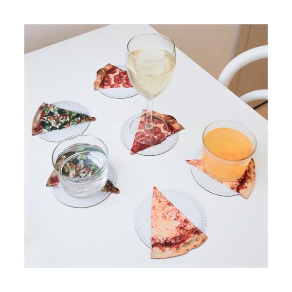 カットピザが転写プリントされたコースター。裏面にもピザで汚れたようなプリントが施されています。3種類４枚ずつ合計12枚入り。DESIGNER：Steph Mantisサイズ：W8.9×D0.2×H11.7cm素材：カードボード生産国：中国