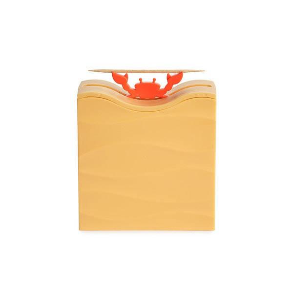 綺麗な砂浜のようなBOXを持ち上げておろすと、かわいいカニが爪楊枝をもってきてくれる爪楊枝ケース。1本ずつとれるので衛生的。サイズ：W7.8xD3.5xH8.8cm素材：樹脂生産国：中国※爪楊枝は付属されません。