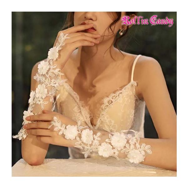 立体的なお花がキュート☆お花の中央にはパールビーズも付いて、ゴージャス度UP！ウェディングや二次会やパーティー、カラードレスやワンピと合わせるも良し☆ループを中指に引っ掛けるタイプのワンフィンガーグローブ☆指先まで綺麗に見え、発表会、ダンス...