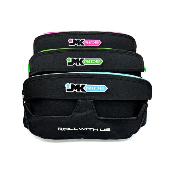 JMKスケートを簡単に脱着できるスケートホルスターが付いたショルダーバッグです。エッジガード有無に関係なく使用できます。本体には小物が入れられるジッパー収納、ベルト部にはスマホ等が入れられるジッパーポケットがあります。体と接触する本体部分に...