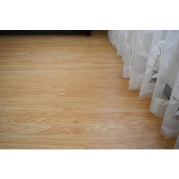 【商品情報】サイズ：約260×260cm 江戸間4,5畳カラー：ナチュラル組成表面　特殊エンボス加工中　ＭＤＦ（繊維板）裏面　不織布厚み：約4mm板幅：70mm（特徴）施工業者に頼むことなく、畳やじゅうたんの部屋が簡単にフローリングに変更で...