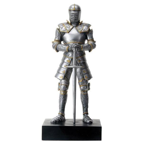 完全装甲で立っているイタリア騎士シルバーデザイン彫刻彫像