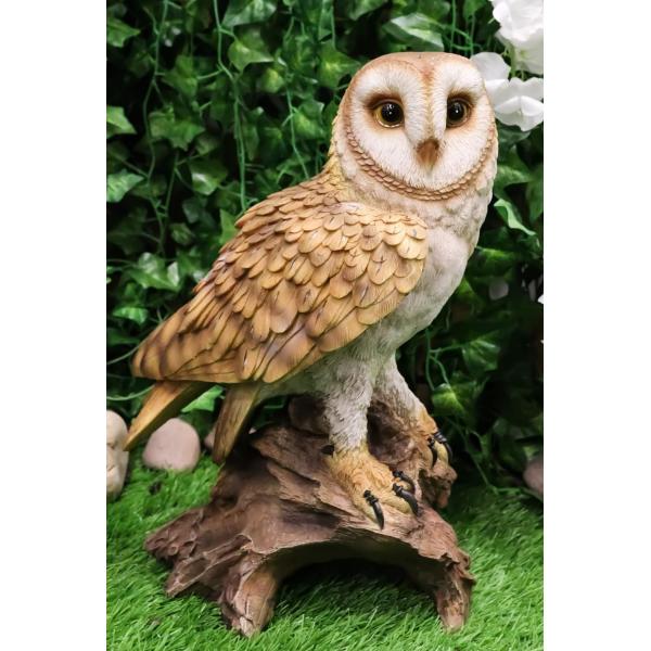 リアルな自然野生生物 木の切り株にとまるメンフクロウ彫像