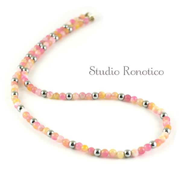 美しいクォーツァイトのピンクミックスカラーを使用した、スタイリッシュで魅力的な磁気ネックレスです。ミックスピンクのクォーツァイトは上品な色合いで、色々なコーディネイトにあわせやすい可愛い色調です。4ｍｍ丸玉のクォーツァイトと磁気ヘマタイトを...