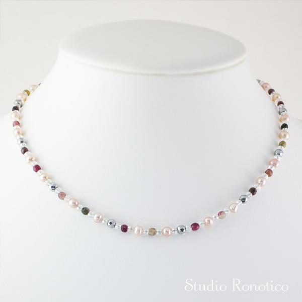 キラキラで上品なトルマリンとパールの磁気ネックレス。磁気ネックレスには見えない、お洒落な磁気ネックレス。トルマリンとパールにガラスビーズとヘマタイト磁気パワーのあるヘマタイトにもカットが入り美しい光沢です。32面カットのナチュラルな色合いの...