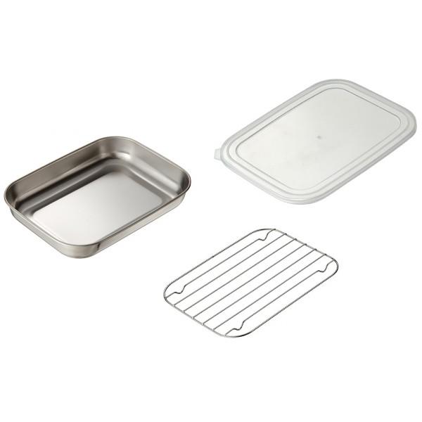 料理の下ごしらえに便利な蓋付きのバットです。揚げ物の衣つけや、切った具材を入れるなど料理の下準備に活躍します。バットにアミをのせれば天ぷらバットとして油切りに使えます【サイズ】幅26.5×奥行19×高さ4.7cm　（バット）【材質】バット、...