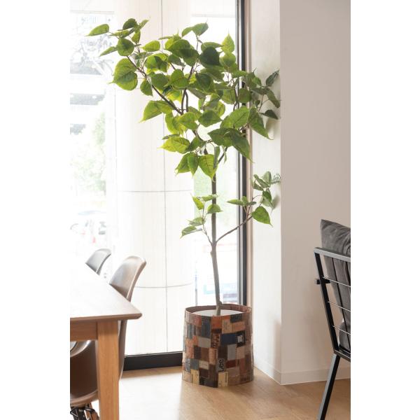 ●かぶせるだけのプランターカバー●鉢植えのまわりを囲うように覆うだけの便利なプランターカバーです。重い鉢植えを持ち上げることなく簡単に着脱可能です。●巻いて留めるだけのワンタッチカバー●Bタイプはボタンで固定する仕様となっています。商品サイ...