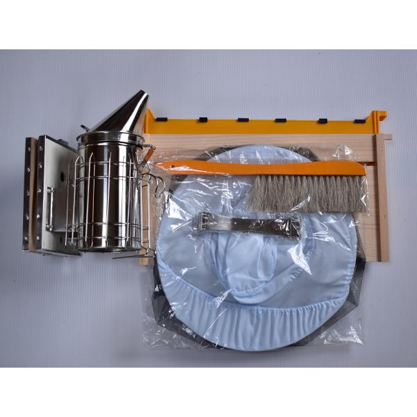 養蜂を始めるために欠かせに６つのアイテムをまとめてお届けします。(1)燻煙器。煙を起す養蜂器具。蜜蜂は煙を嫌がります。蓋を開けて興奮している蜜蜂に煙を吹きかけると大人しくなります。(2)ハイブツール。蜜蜂のメンテナンスに使用します。自然巣の...