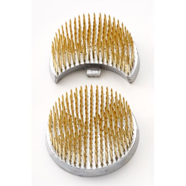 【商品概要】重量:約538g全体寸法(約):幅109mm×直径67mm×高さ21mm針寸法(約):太さ直径1.4mm×高さ14mm針の本数:452本包装形態:化粧箱セイフティタイプ:剣山を簡単に水から取り出せる鎖付の金具ゴムリング付:水盤を...