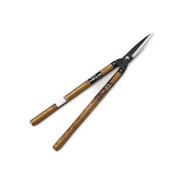 【商品概要】製造国:中国刃部材質:スチール/柄部材質:天然木刃長(mm):160刃渡(mm):140柄の長さ(mm):440切断目安(mm):10 (生木に限る)【商品説明】説明高級感ある焼き木柄の刈込鋏。刃に裏スキ加工で樹液やヤニが付きに...
