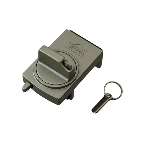 【商品概要】仕上色:シルバー色取付可能寸法:28~45mm推奨使用場所:室内高腰窓・小窓【商品説明】【商品詳細】ブランド：日中製作所商品種別：DIY・工具・ガーデン商品名：日中製作所 キー付戸じまりくん 1P 2本キー 163-SL シルバ...