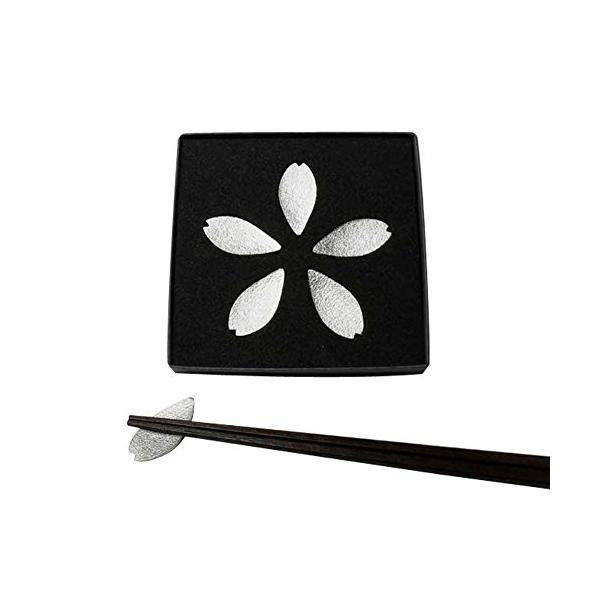 【商品概要】桜の花びらをデザインした錫100%の箸置きです。 錫は抗菌作用があり、食器として安心してご使用いただけます。 鋳物ならではの鋳肌の風合いと、桜の日本的で美しい風情が食卓を華やかに演出します。おもてなしや贈り物などにもおすすめです...