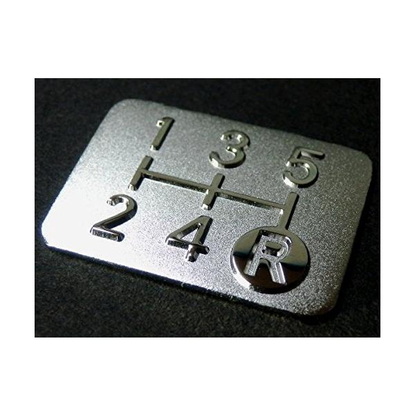 【商品概要】Tuningfan　メッキ シフトパターンプレート　5MT車用真鍮製　プレス成型　クロームメッキ　サイズ：縦16mm 横22mm3M社製両面テープ付属　Made in Japan【商品説明】プレス成型の立体的な浮き文字と、バフ研...