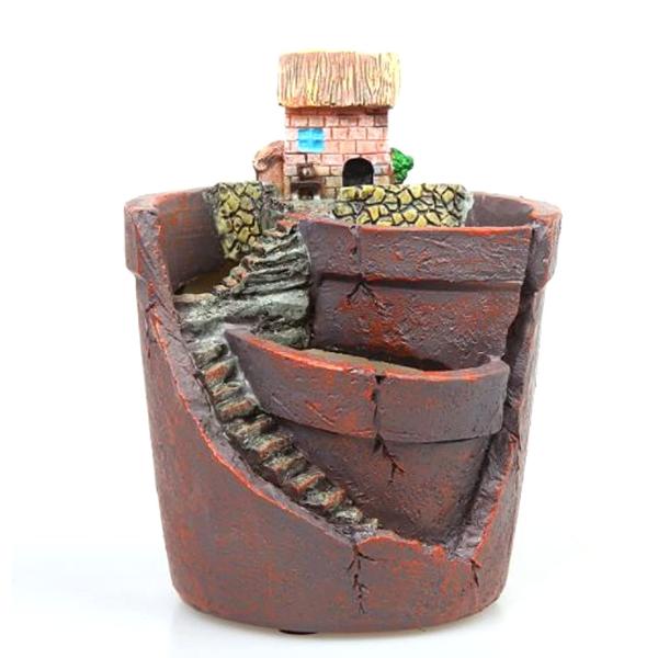 【商品概要】昔話 を 思わせるような 小屋 モチーフ の 飾り鉢。 白雪姫 が 隠れていたところでしょうか？お好みの オーナメント などで 飾るのも 楽しい。 水槽のオーナメントなどにもいかがでしょうか。レジン製で軽量化されていますので、取...